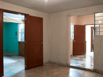 Casa Amplia con Uso de Suelo Mixto en San Sebastían Tecoloxtitlán, Iztapalapa.