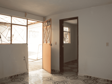 Casa Amplia con Uso de Suelo Mixto en San Sebastían Tecoloxtitlán, Iztapalapa.