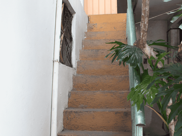 Casa Amplia con Uso de Suelo Mixto en San Sebastían Tecoloxtitlán, Iztapalapa.