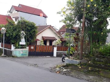 Rumah Dengan Tanah Luas di Condong Catur