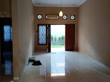 Rumah siap huni Sudah renovasi Gayungsari, Strategis