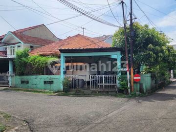 Rumah Hook Hitung Tanah Strategis di Pejaten, Pasar Minggu, Jakarta Selatan