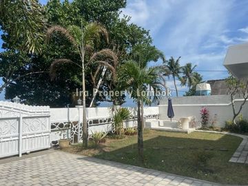 Beachfront villa in Montong, Batulayar near Senggigi
