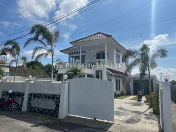 Beachfront villa in Montong, Batulayar near Senggigi