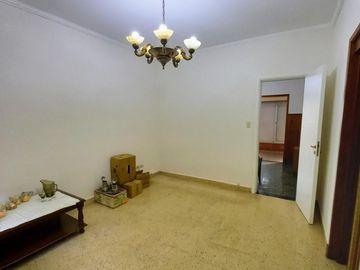 Excelente Casa de 3 ambientes con fondo verde pileta y quincho zona colegio Don Bosco