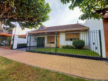 Excelente Casa de 3 ambientes con fondo verde pileta y quincho zona colegio Don Bosco