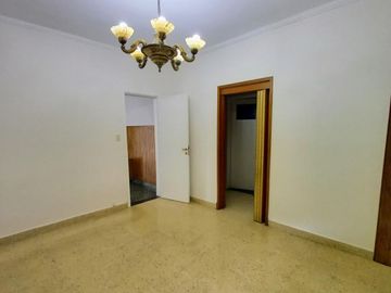 Excelente Casa de 3 ambientes con fondo verde pileta y quincho zona colegio Don Bosco