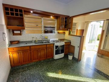Excelente Casa de 3 ambientes con fondo verde pileta y quincho zona colegio Don Bosco