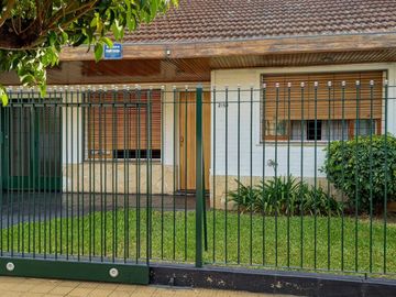 Excelente Casa de 3 ambientes con fondo verde pileta y quincho zona colegio Don Bosco