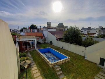 Excelente Casa de 3 ambientes con fondo verde pileta y quincho zona colegio Don Bosco