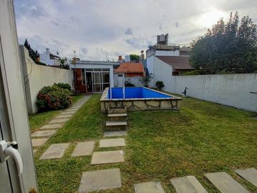 Excelente Casa de 3 ambientes con fondo verde pileta y quincho zona colegio Don Bosco