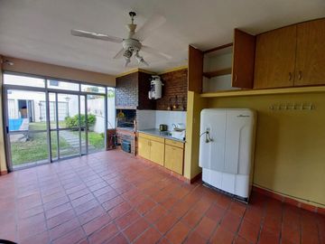 Excelente Casa de 3 ambientes con fondo verde pileta y quincho zona colegio Don Bosco