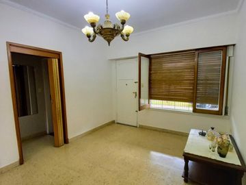 Excelente Casa de 3 ambientes con fondo verde pileta y quincho zona colegio Don Bosco