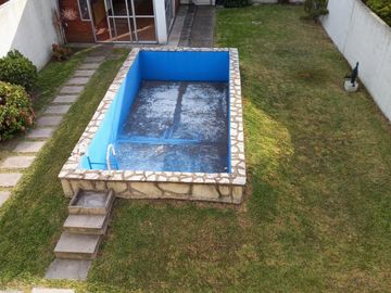 Excelente Casa de 3 ambientes con fondo verde pileta y quincho zona colegio Don Bosco
