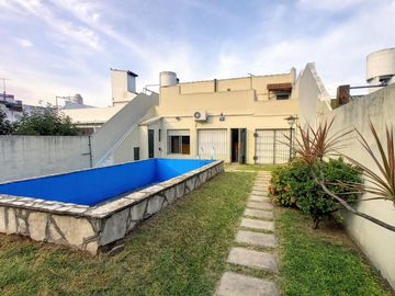 Excelente Casa de 3 ambientes con fondo verde pileta y quincho zona colegio Don Bosco