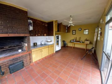 Excelente Casa de 3 ambientes con fondo verde pileta y quincho zona colegio Don Bosco