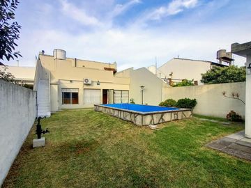 Excelente Casa de 3 ambientes con fondo verde pileta y quincho zona colegio Don Bosco