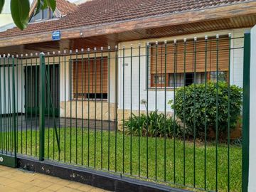 Excelente Casa de 3 ambientes con fondo verde pileta y quincho zona colegio Don Bosco