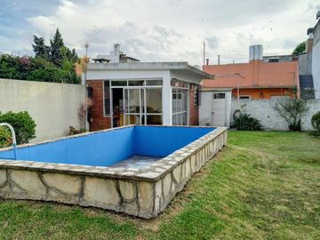 Excelente Casa de 3 ambientes con fondo verde pileta y quincho zona colegio Don Bosco