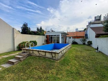 Excelente Casa de 3 ambientes con fondo verde pileta y quincho zona colegio Don Bosco
