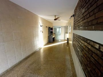Excelente Casa de 3 ambientes con fondo verde pileta y quincho zona colegio Don Bosco