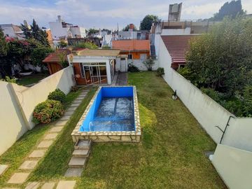 Excelente Casa de 3 ambientes con fondo verde pileta y quincho zona colegio Don Bosco