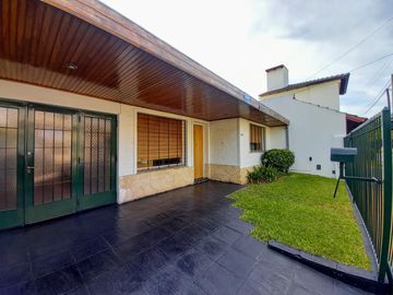 Excelente Casa de 3 ambientes con fondo verde pileta y quincho zona colegio Don Bosco