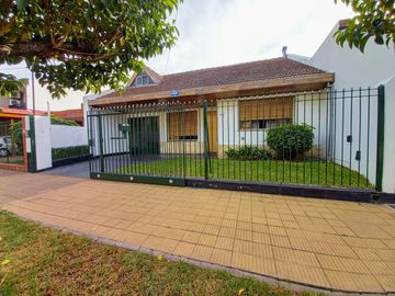 Excelente Casa de 3 ambientes con fondo verde pileta y quincho zona colegio Don Bosco