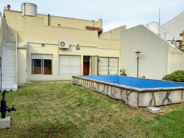 Excelente Casa de 3 ambientes con fondo verde pileta y quincho zona colegio Don Bosco