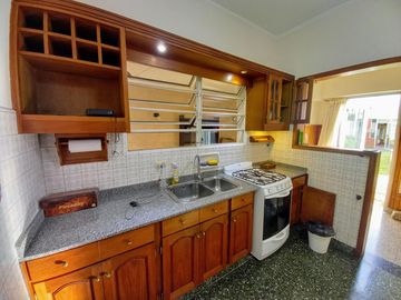 Excelente Casa de 3 ambientes con fondo verde pileta y quincho zona colegio Don Bosco
