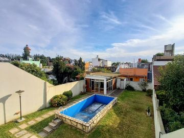 Excelente Casa de 3 ambientes con fondo verde pileta y quincho zona colegio Don Bosco