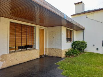 Excelente Casa de 3 ambientes con fondo verde pileta y quincho zona colegio Don Bosco