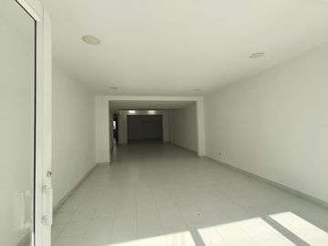 local en arriendo en urbanización la flora. Cod A12236