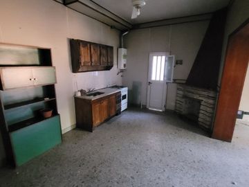 Casa PH en venta en Bernal Oeste