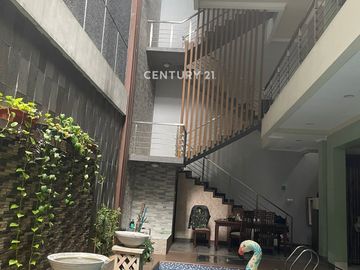 Rumah Bergaya Modern Ada Kolam Renang Di Taman Modern Cakung
