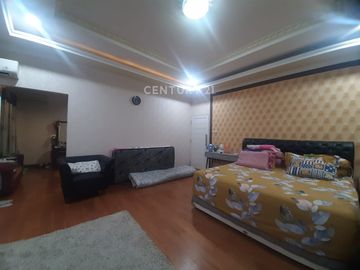 Rumah Bergaya Modern Ada Kolam Renang Di Taman Modern Cakung