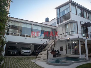 🏡 Descubre la casa de tus sueños en una de las zonas más exclusivas de Chiclayo! Te presentamos esta majestuosa propiedad ubicada en Pasaje Miraflores