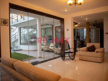 🏡 Descubre la casa de tus sueños en una de las zonas más exclusivas de Chiclayo! Te presentamos esta majestuosa propiedad ubicada en Pasaje Miraflores