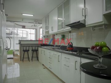 🏡 Descubre la casa de tus sueños en una de las zonas más exclusivas de Chiclayo! Te presentamos esta majestuosa propiedad ubicada en Pasaje Miraflores