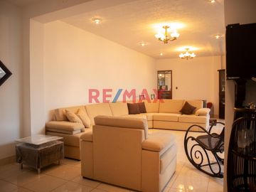 🏡 Descubre la casa de tus sueños en una de las zonas más exclusivas de Chiclayo! Te presentamos esta majestuosa propiedad ubicada en Pasaje Miraflores