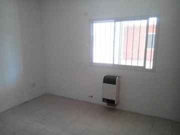 Departamento 3 AMB CON PATIO Y  cochera. tigre. tacuari 255. todo incluido(  no abona expensas. abl agua )