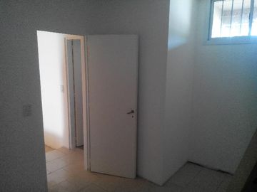 Departamento 3 AMB CON PATIO Y  cochera. tigre. tacuari 255. todo incluido(  no abona expensas. abl agua )