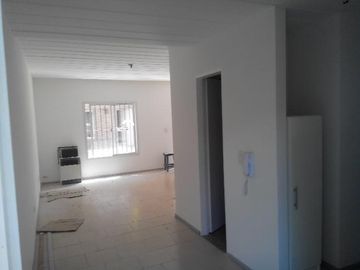 Departamento 3 AMB CON PATIO Y  cochera. tigre. tacuari 255. todo incluido(  no abona expensas. abl agua )