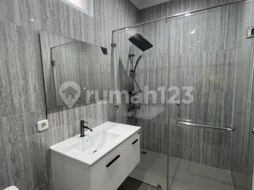 Rumah 2 Lantai Bagus Renovasi Baru Delatinos
