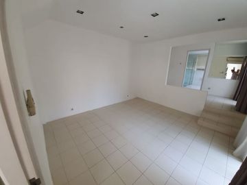 Villa dengan pendopo dan kolam renang dekat pusat kota