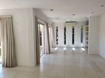 Villa dengan pendopo dan kolam renang dekat pusat kota