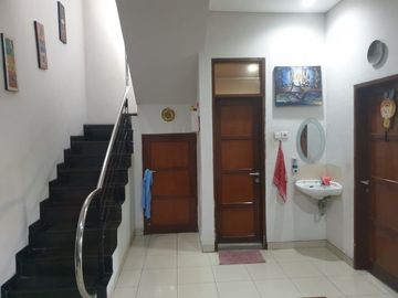 DIJUAL RUMAH SECOND 2 LANTAI LOKASI STRATEGIS DI DENPASAR
