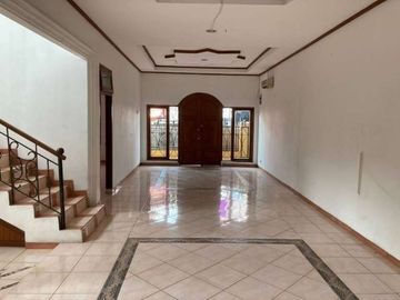 DISEWA RUMAH( BISA DIJADIKAN RUMAH ATAU KANTOR) DI GANDARIA SELATAN CILANDAK JAKARTA SELATAN