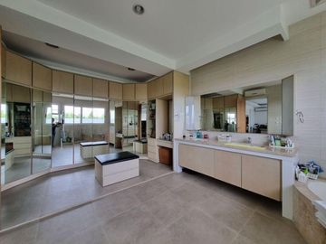 Vila permata gading 4lantai, swimming pool, Gazebo, kolam ikan koi, 5kamar tidur utama, jalan besar, terang, shm, siap huni