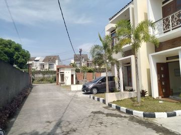 RUMAH CANTIK SIAP HUNI 2 LANTAI DI JOGJA FASUM LENGKAP BISA KPR